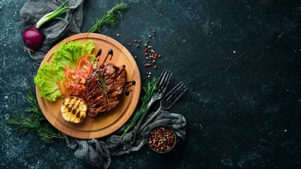 Szaftos Sült Sertéshús Zöldségekkel Táblán Felülnézet — Stock Fotó