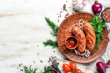 Tahtada sebzeli ızgara sosis. Barbekü menüsü. Üst görünüm.