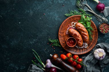 Tahtada sebzeli ızgara sosis. Barbekü menüsü. Üst görünüm.