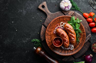 Tahtada sebzeli ızgara sosis. Barbekü menüsü. Üst görünüm.