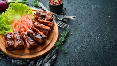 Sebzeli domuz pirzolası. Barbekü menüsü. Üst görünüm.