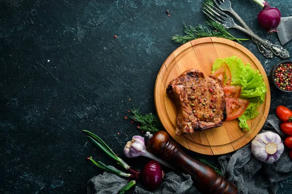 Filete Cerdo Hueso Con Verduras Tablero Menú Barbacoa Vista Superior — Foto de Stock