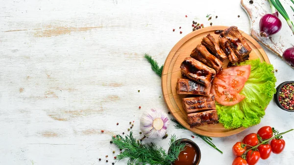 ボード上の野菜と豚肉の肋骨を焼きました バーベキューメニュー トップ表示 — ストック写真