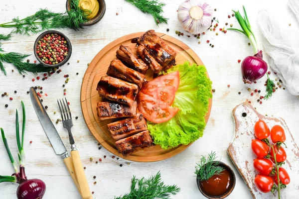 ボード上の野菜と豚肉の肋骨を焼きました バーベキューメニュー トップ表示 — ストック写真