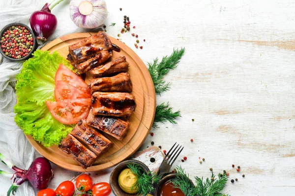 Gebakken Varkensribbetjes Met Groenten Een Plank Barbecue Menu Bovenaanzicht — Stockfoto