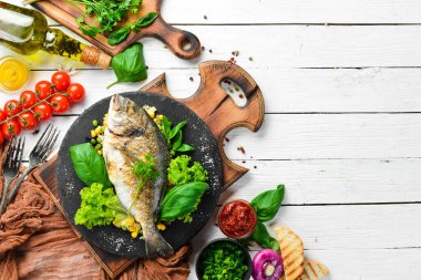 Siyah tabakta pilav ve sebzeli fırında Dorado balığı. Üst Manzara. Metnin için boş yer.