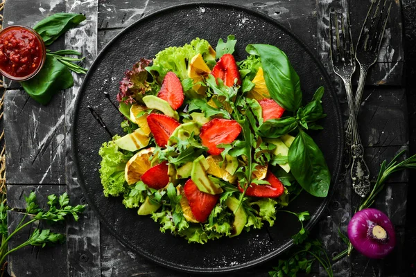 Sağlıklı Yiyecek Roka Avokado Çilek Portakal Salatası Üst Manzara Metnin — Stok fotoğraf