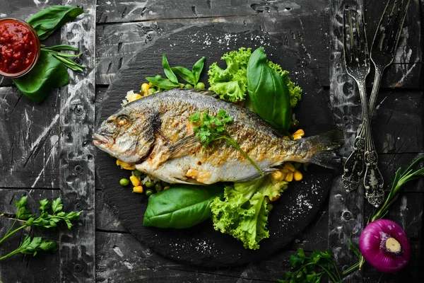 黒い皿の上でご飯と野菜と一緒に焼きドラド魚 最上階だ テキストの空き領域 — ストック写真