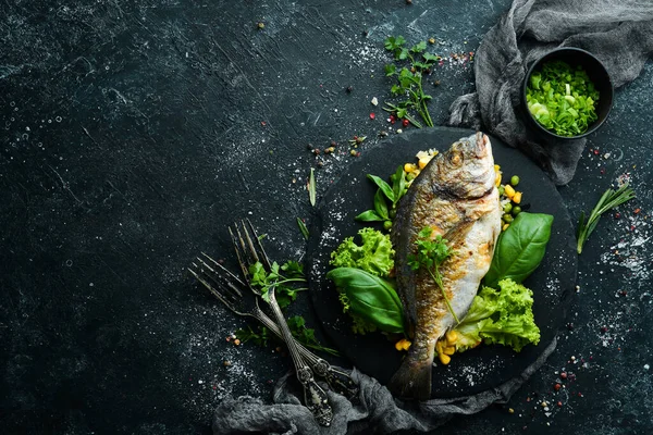 Запечённая Рыба Дорадо Рисом Овощами Черной Тарелке Вид Сверху Свободное — стоковое фото
