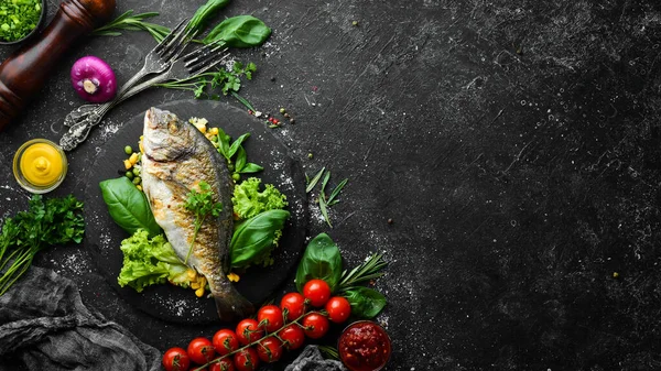 Pečené Dorádské Ryby Rýží Zeleninou Černém Talíři Horní Pohled Volné — Stock fotografie