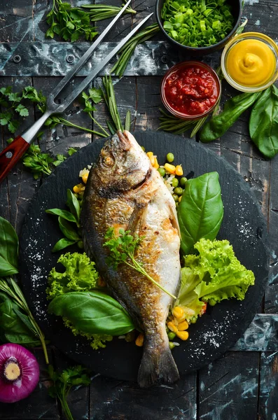 Запечённая Рыба Дорадо Рисом Овощами Черной Тарелке Вид Сверху Свободное — стоковое фото