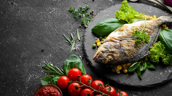 Pescado Dorado Horno Con Arroz Verduras Plato Negro Vista Superior — Foto de Stock