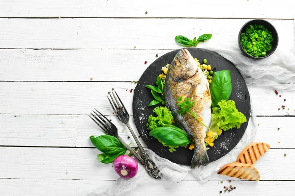 Gebackener Dorado Fisch Mit Reis Und Gemüse Auf Einem Schwarzen — Stockfoto