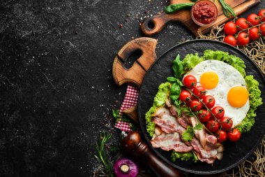 Kahvaltıda. Pastırmalı yumurta ve vişneli domates. Üst Manzara. Metnin için boş yer.