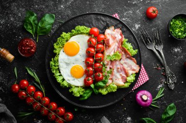 Kahvaltıda. Pastırmalı yumurta ve vişneli domates. Üst Manzara. Metnin için boş yer.