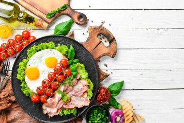 Kahvaltıda. Pastırmalı yumurta ve vişneli domates. Üst Manzara. Metnin için boş yer.