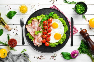 Kahvaltıda. Pastırmalı yumurta ve vişneli domates. Üst Manzara. Metnin için boş yer.