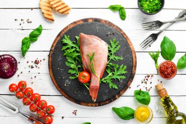 Çiğ deniz kırmızı levreği, biberiye ve siyah tabakta baharatlar. Deniz ürünleri. Üst Manzara. Metnin için boş yer.