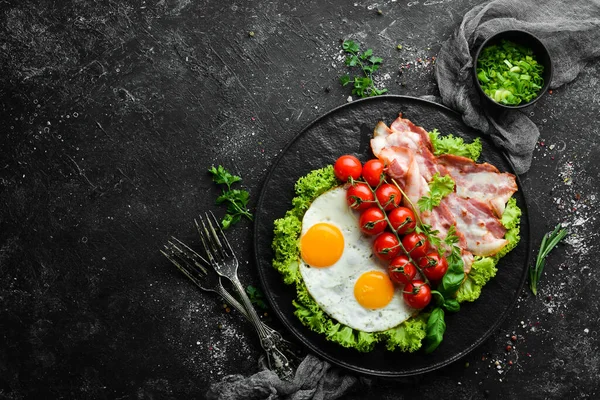 Kahvaltıda Pastırmalı Yumurta Vişneli Domates Üst Manzara Metnin Için Boş — Stok fotoğraf