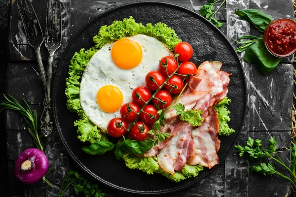 Kahvaltıda Pastırmalı Yumurta Vişneli Domates Üst Manzara Metnin Için Boş — Stok fotoğraf