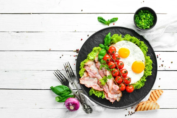 Kahvaltıda Pastırmalı Yumurta Vişneli Domates Üst Manzara Metnin Için Boş — Stok fotoğraf