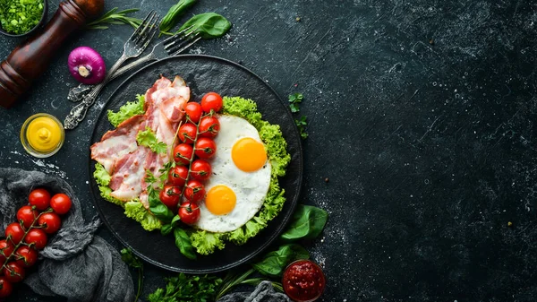 Kahvaltıda Pastırmalı Yumurta Vişneli Domates Üst Manzara Metnin Için Boş — Stok fotoğraf