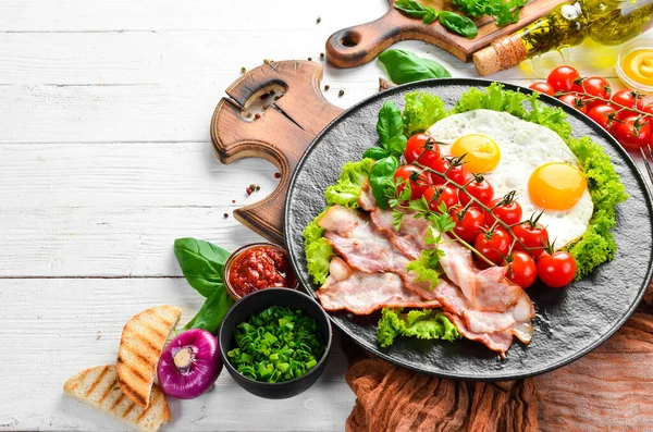 Kahvaltıda. Pastırmalı yumurta ve vişneli domates. Üst Manzara. Metnin için boş yer.