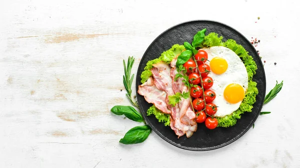 Kahvaltıda Pastırmalı Yumurta Vişneli Domates Üst Manzara Metnin Için Boş — Stok fotoğraf