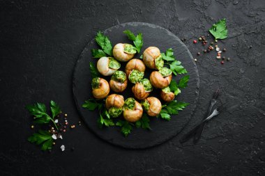 Sosla pişirilmiş salyangozlar. Tereyağı ve baharatlı fırında salyangoz. Üst Manzara. Metnin için boş yer.