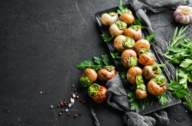 Sosla pişirilmiş salyangozlar. Tereyağı ve baharatlı fırında salyangoz. Üst Manzara. Metnin için boş yer.