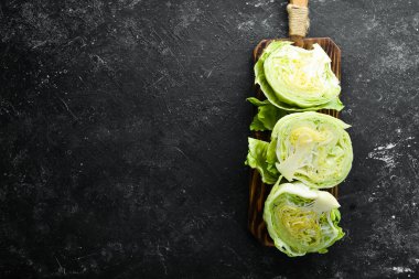 Doğranmış buzdağı marulu. Yeşil sağlıklı organik gıda. Üst Manzara. Boş kopyalama alanı.