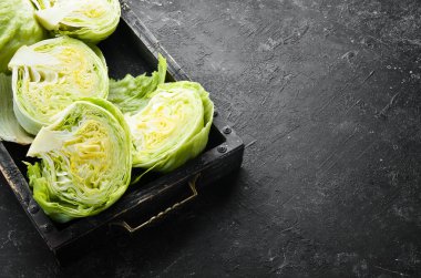 Ahşap bir kutuda buzdağı marulu. Üst Manzara. Boş kopyalama alanı.