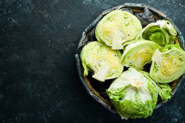 Ahşap bir kutuda buzdağı marulu. Üst Manzara. Boş kopyalama alanı.