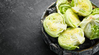 Ahşap bir kutuda buzdağı marulu. Üst Manzara. Boş kopyalama alanı.