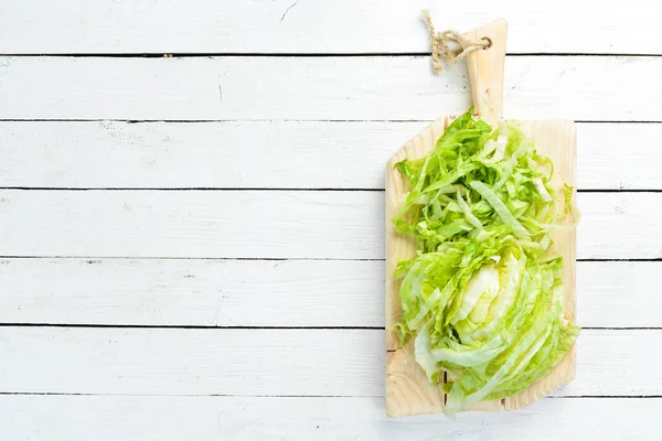 Sallad Vit Träbakgrund Grön Hälsosam Mat Isbergssallad Högst Upp Gratis — Stockfoto