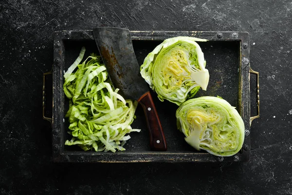 Insalata Iceberg Una Scatola Legno Vista Dall Alto Spazio Libero — Foto Stock