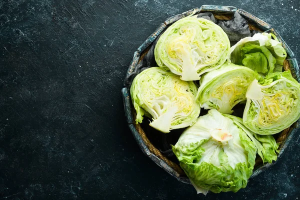 Insalata Iceberg Una Scatola Legno Vista Dall Alto Spazio Libero — Foto Stock