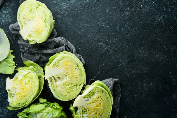 Isbergssallad Färsk Sallad Svart Sten Bakgrund Högst Upp Gratis Kopieringsutrymme — Stockfoto