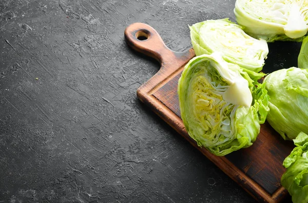 Isbergssallad Färsk Sallad Svart Sten Bakgrund Högst Upp Gratis Kopieringsutrymme — Stockfoto