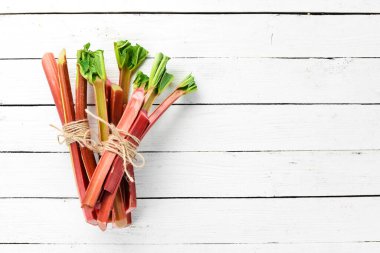 Beyaz ahşap arka planda taze ravent. Üst Manzara. Boş kopyalama alanı.