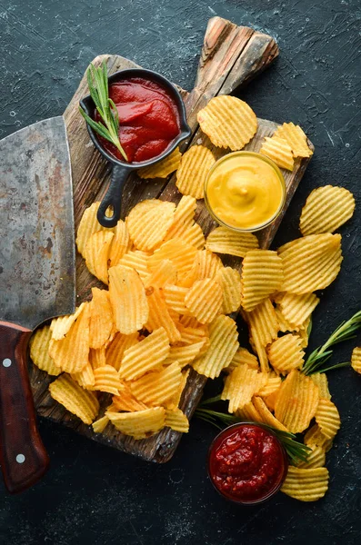 Delicious Salty Potato Chips Beer Snacks Black Stone Background Top — Stock Photo, Image