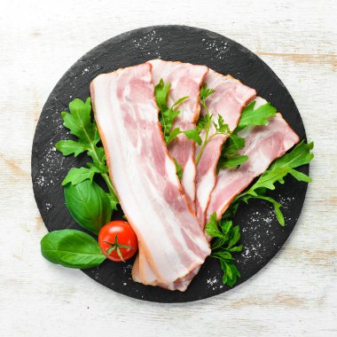 Siyah tabakta roka ve maydanozlu pastırma dilimleri. Üst Manzara. Metnin için boş yer.