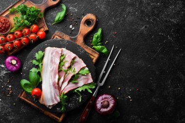 Siyah tabakta roka ve maydanozlu pastırma dilimleri. Üst Manzara. Metnin için boş yer.