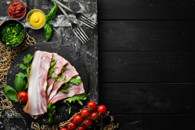 Siyah tabakta roka ve maydanozlu pastırma dilimleri. Üst Manzara. Metnin için boş yer.