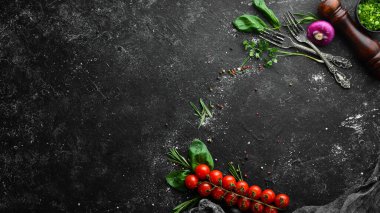 Yemek arkaplanı. Sebzeler, baharatlar ve mutfak gereçleri eski masada. Boş kopyalama alanı.