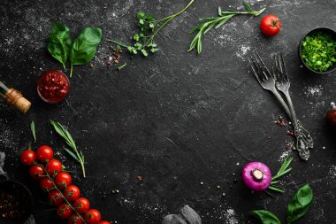 Yemek arkaplanı. Sebzeler, baharatlar ve mutfak gereçleri eski masada. Boş kopyalama alanı.