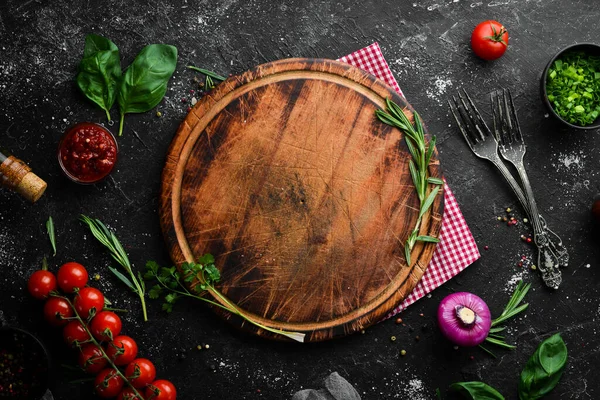 Tło Żywnościowe Deska Kuchenna Warzywa Przyprawy Przybory Kuchenne Starym Stole — Zdjęcie stockowe