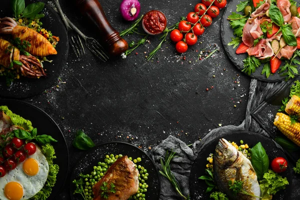 Питание Набор Блюд Рыбы Мяса Овощей Черном Каменном Фоне Вид — стоковое фото