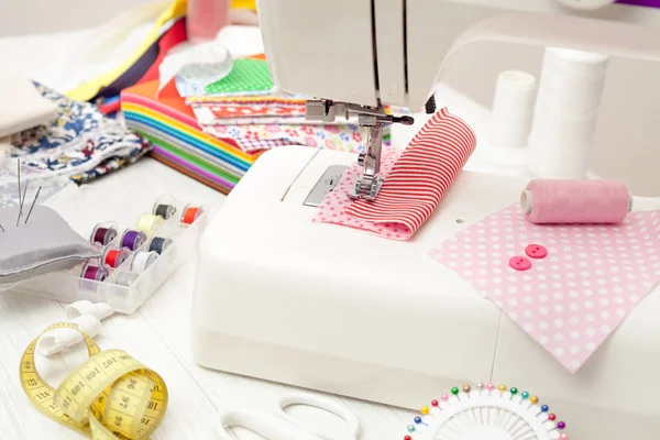 Costura, costura en la máquina de coser, suministros de costura, colores s — Foto de Stock