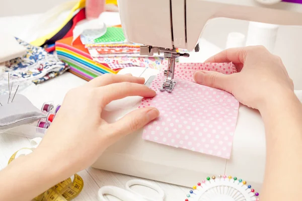 Nähen, Nähen auf der Nähmaschine, Nähzubehör, farbige s — Stockfoto